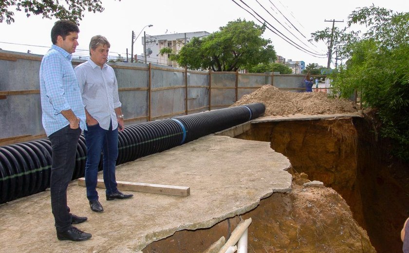 Prefeito de Maceió acompanha obras de recuperação de via no Murilópolis