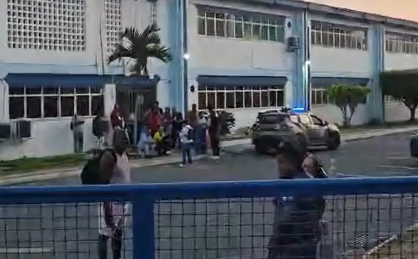 Eleitores relatam urnas fechadas e falta de transporte em Salvador