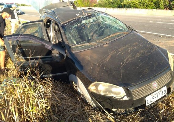 Motorista capota carro após se surpreender com mudança brusca de outro veículo