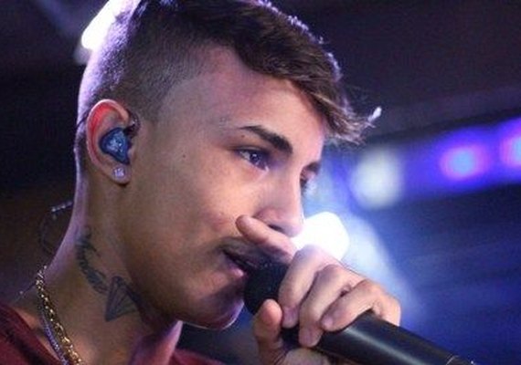 MC Livinho quebra camarim e acerta chute em segurança
