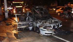 Veículo pega fogo na Avenida Fernandes Lima e situação causa congestionamento