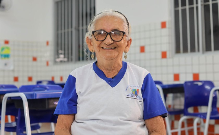 EJAI Maceió: aluna de 78 anos comemora ao escrever o nome pela primeira vez