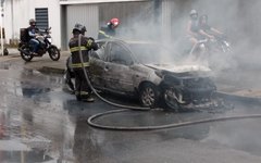 Carro é destruído por incêndio na Mangabeiras 3