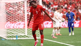 Suíça vence Canadá e termina na liderança do Grupo B da Copa