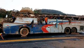 Seis pessoas morrem em acidente envolvendo ônibus que seguia de AL