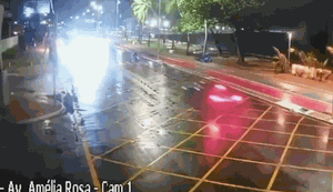 Vídeo mostra BMW invadindo calçada e derrubando coqueiro na orla de Maceió