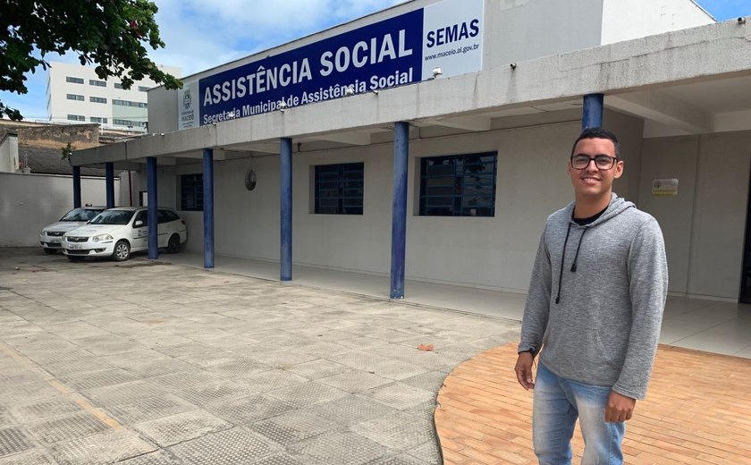 Jovem assistido pela Semas chega à universidade e inspira crianças em risco social