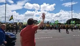 Bolsonaro discursa em Brasília a manifestantes que pedem intervenção militar