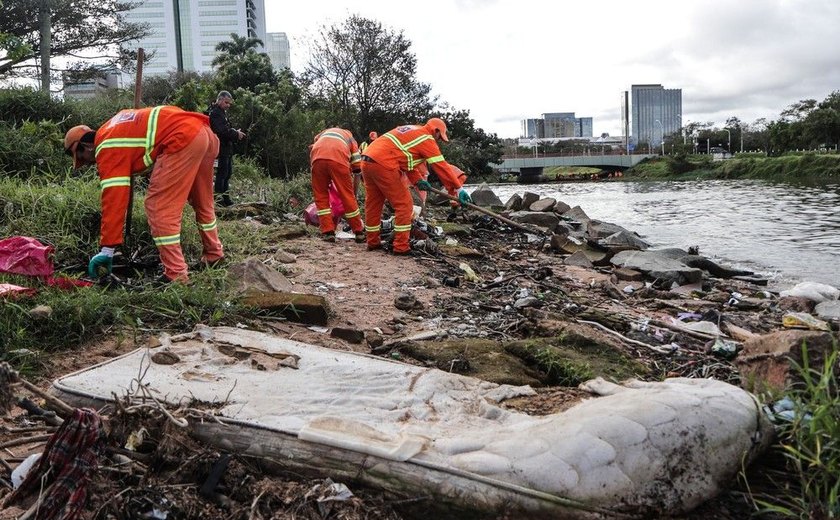 Após recuo da água, 34 toneladas de lixo são retiradas do Guaíba em Porto Alegre