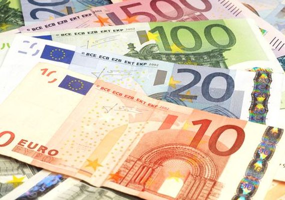 Índices acionários europeus recuam com fortalecimento do euro