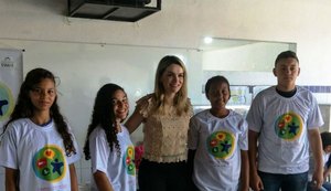 Juíza ministra palestra sobre violência doméstica para alunos da rede pública