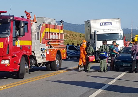 Acidente envolvendo três veículos deixa motociclista morto