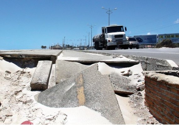 Mar avança em trechos da orla e chama atenção em Maceió