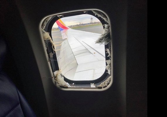 Copiloto foi ‘parcialmente sugado’ após quebra de janela de avião