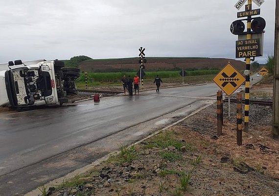 Caminhão tomba após colidir com VLT na Zona Rural de Rio Largo