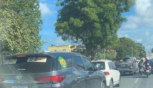 Comitiva de JHC cerca advogado da coligação adversária na avenida Fernandes Lima