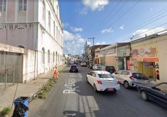 Casal inicia sondagem para substituição de rede de esgoto na Rua Dias Cabral