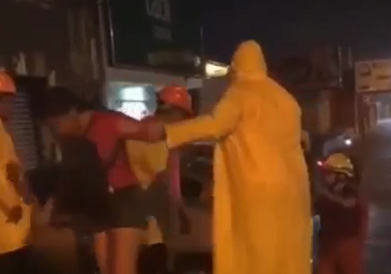 Passageiros de ônibus são resgatados após veículo ficar com rodas submersas em Maceió