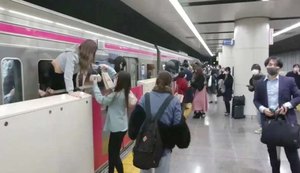 Homem com faca ataca passageiros em trem da capital japonesa