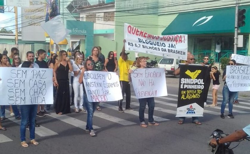 Moradores e comerciantes do Pinheiro realizam manifestação por bloqueio de R$ 6,7 bilhões