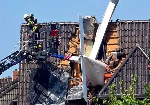 Avião de pequeno porte cai em casa e mata uma pessoa na Alemanha