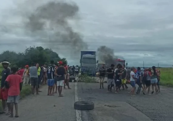 Grupo de indígenas faz protesto e bloqueia BR-101, em Porto Real do Colégio