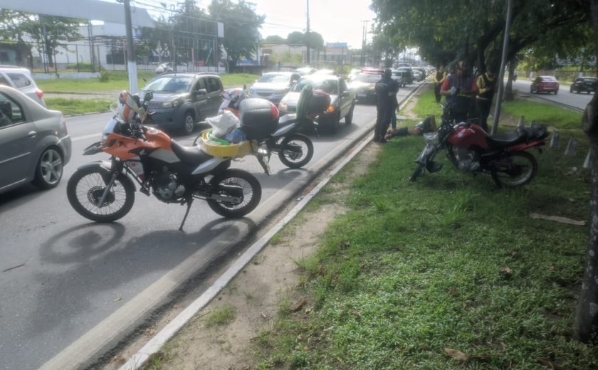 Homem tem suspeita de fratura após colisão entre carro e moto na parte alta de Maceió