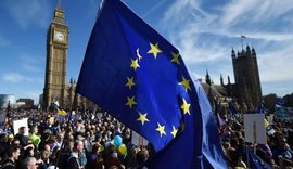 Milhares de pessoas vão às ruas de Londres para dizer 'não' ao Brexit