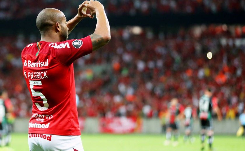 Internacional vence Palestino e confirma vaga nas oitavas da Libertadores