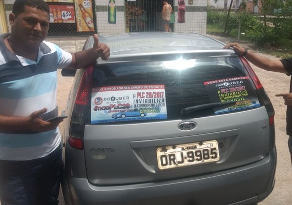 Motoristas protestam contra projeto que determina exigências na Uber