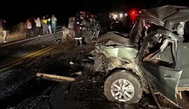 Acidente entre dois carros e uma moto deixa oito mortos