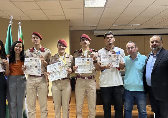Estudantes da rede estadual recebem medalhas das olimpíadas nacional de Ciência e alagoana de Química