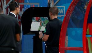 Presidente da Fifa diz que árbitro de vídeo está limpando o futebol