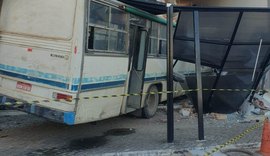 Vídeo: ônibus colide com galeria em Maragogi e jovem de 23 anos morre no local