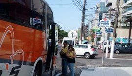 Fiscalização verifica situação de vans e ônibus de turismo na orla de Maceió