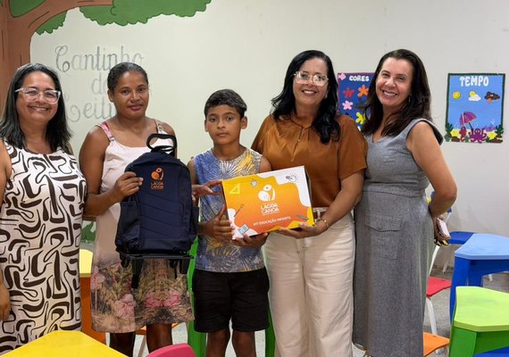 Alunos em Lagoa da Canoa recebem kits escolares gratuitos 