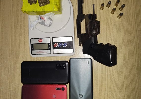Jovem é autuado em flagrante por tráfico de drogas