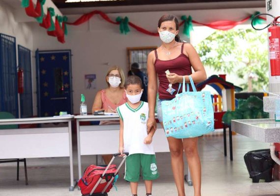 Educação entregou mais de 20 mil kits da agricultura familiar nesta quinta-feira (9)