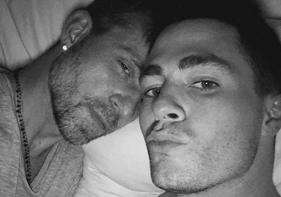 Ator de série de 'Arrow' assume relacionamento com florista em foto na cama