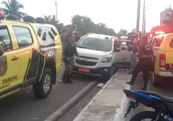 Taxista é executado em Jaraguá; classe fecha avenida e suspeita é presa