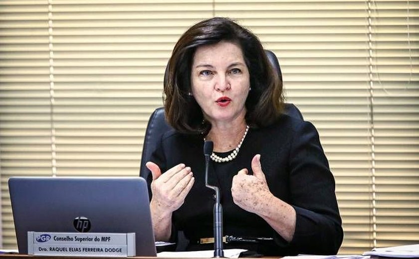 Associação de procuradores entrega a Bolsonaro lista tríplice para PGR