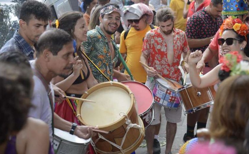 Com novos casos de Covid-19, Rio cancela blocos de rua no carnaval