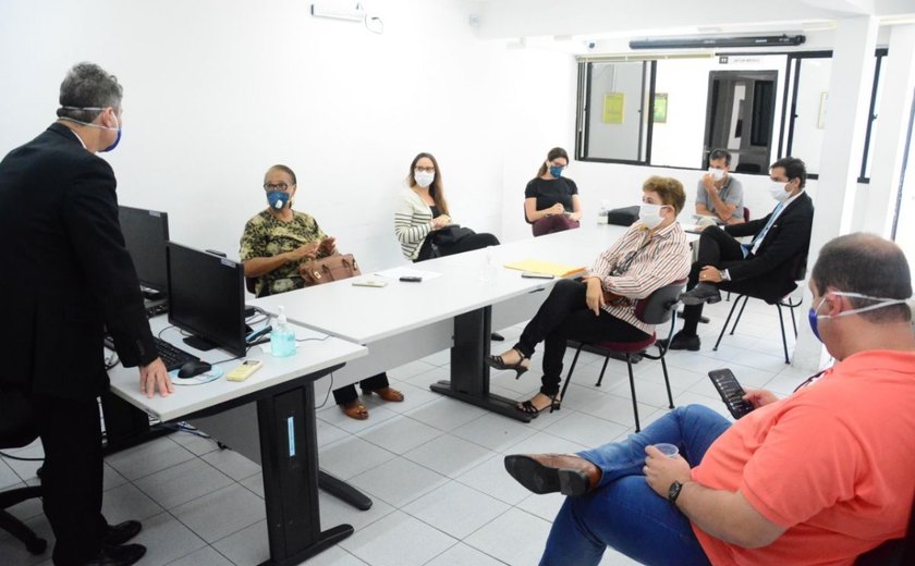 Professores da rede privada aceitam entrar em férias coletivas a partir de 4 de maio