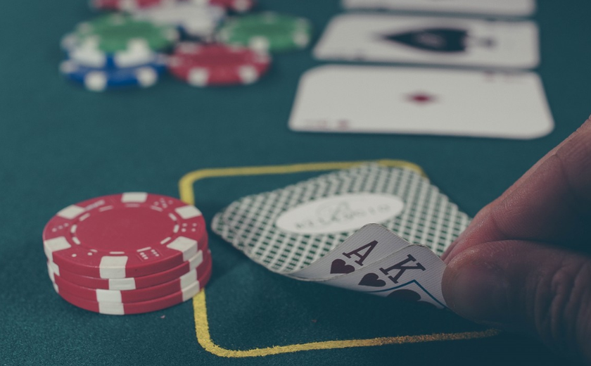 A arte da 'Stack' no Poker, a história do Mahjong e a maestria no blefe