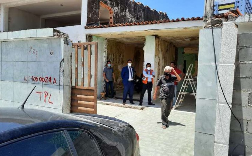 GGI dos Bairros e Defesa Civil visitam família que anunciou volta a imóvel no Pinheiro