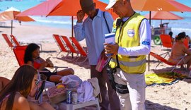 Ronda no Bairro comemora Dia Mundial do Turista com panfletagem na orla de Maceió