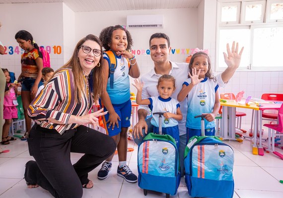 JHC entrega fardamento para 55 mil alunos do município e anuncia investimento em climatização de escolas