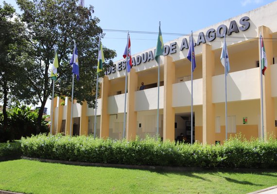 Uneal divulga edital do concurso para professor efetivo