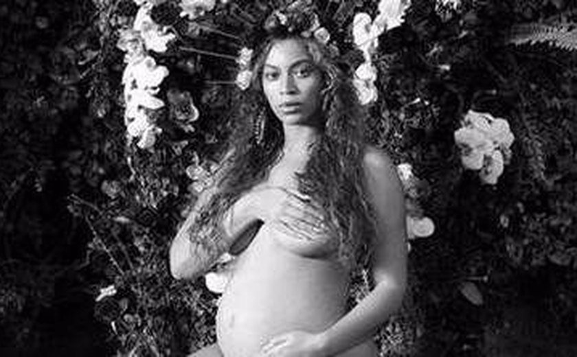Beyoncé posa seminua e mostra barriga de gêmeos: 'Eu tenho três corações'