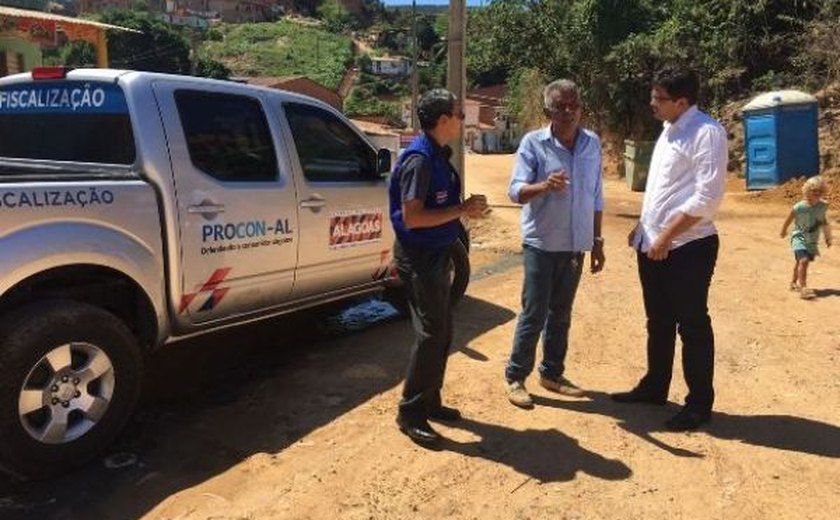 Procon Alagoas leva assistência aos consumidores da grota do Arroz